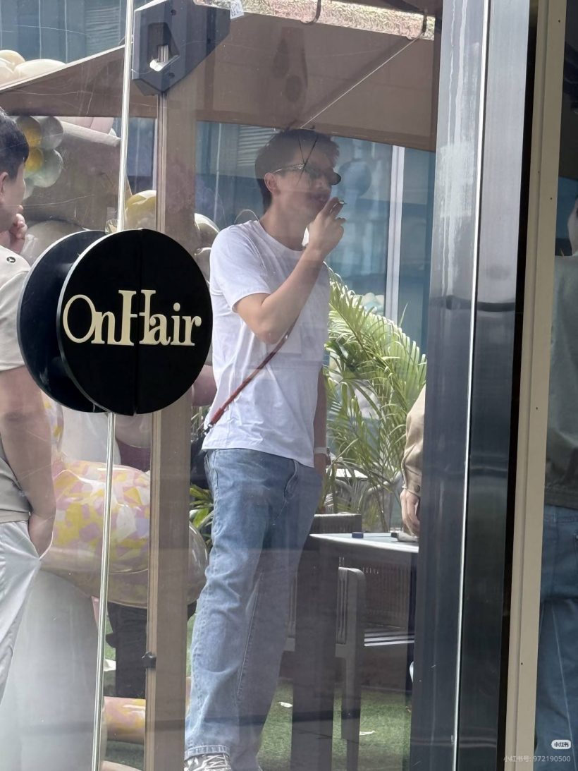 เปิดชีวิตจริงหลังกล้องพระเอกดัง ยืนสูบบุรี่หน้าร้านตัดผม