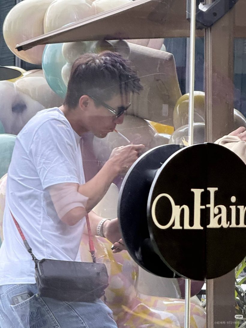 เปิดชีวิตจริงหลังกล้องพระเอกดัง ยืนสูบบุรี่หน้าร้านตัดผม