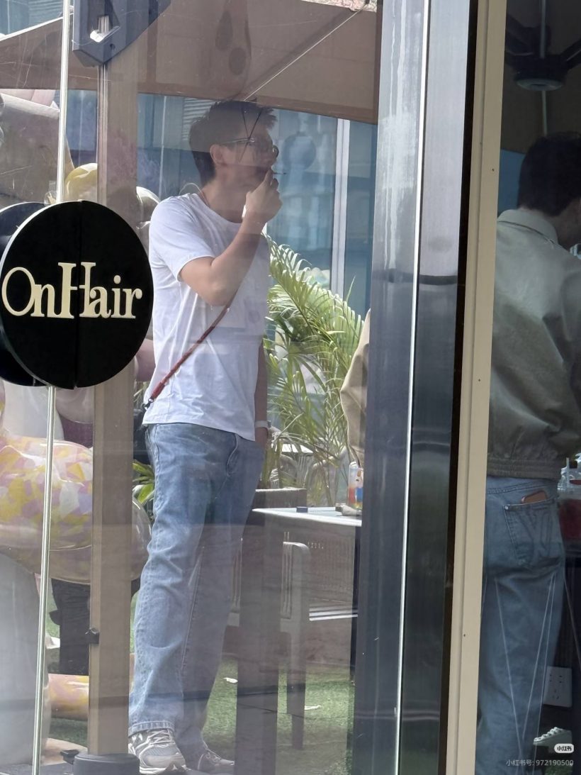 เปิดชีวิตจริงหลังกล้องพระเอกดัง ยืนสูบบุรี่หน้าร้านตัดผม