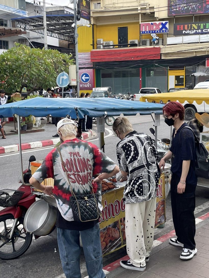 ธรรมดาโลกไม่จำ! ไอดอลหนุ่มวงดังรีวิวมาเมืองไทย ยืนสั่งไก่ทอดหาดใหญ่ริมถนน