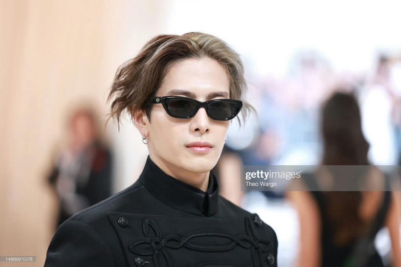 ส่องความหล่อฉบับตัวพ่อ แจ็คสัน หวัง สาดออร่ากลางพรมแดงMet Gala