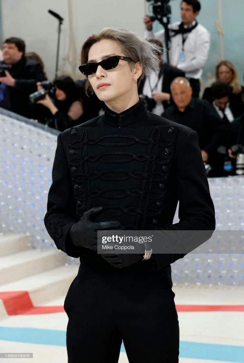 ส่องความหล่อฉบับตัวพ่อ แจ็คสัน หวัง สาดออร่ากลางพรมแดงMet Gala