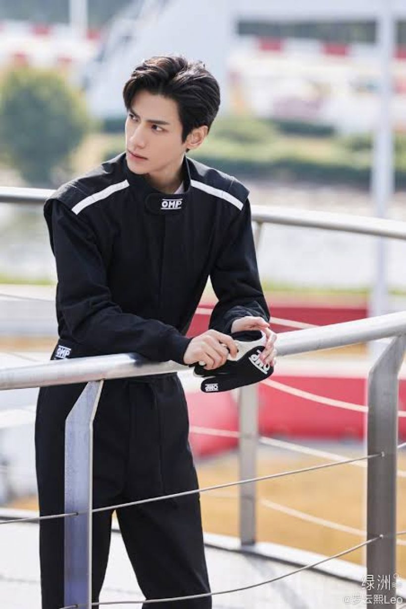 พระเอกลูกรักแม่จีนไม่ห่วงหล่อ ลุคหลังกล้องสุดชิลใครจะถ่ายก็เชิญ