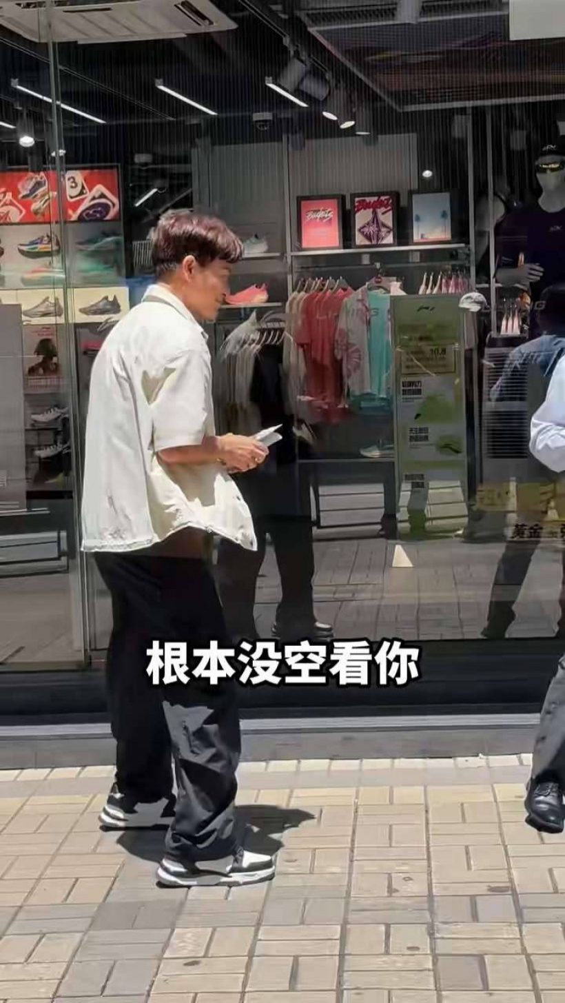 เด็กรุ่นใหม่ไม่มีใครรู้จัก อดีตพระเอกดัง ยืนเเจกใบปลิวเเต่โดนเมิน