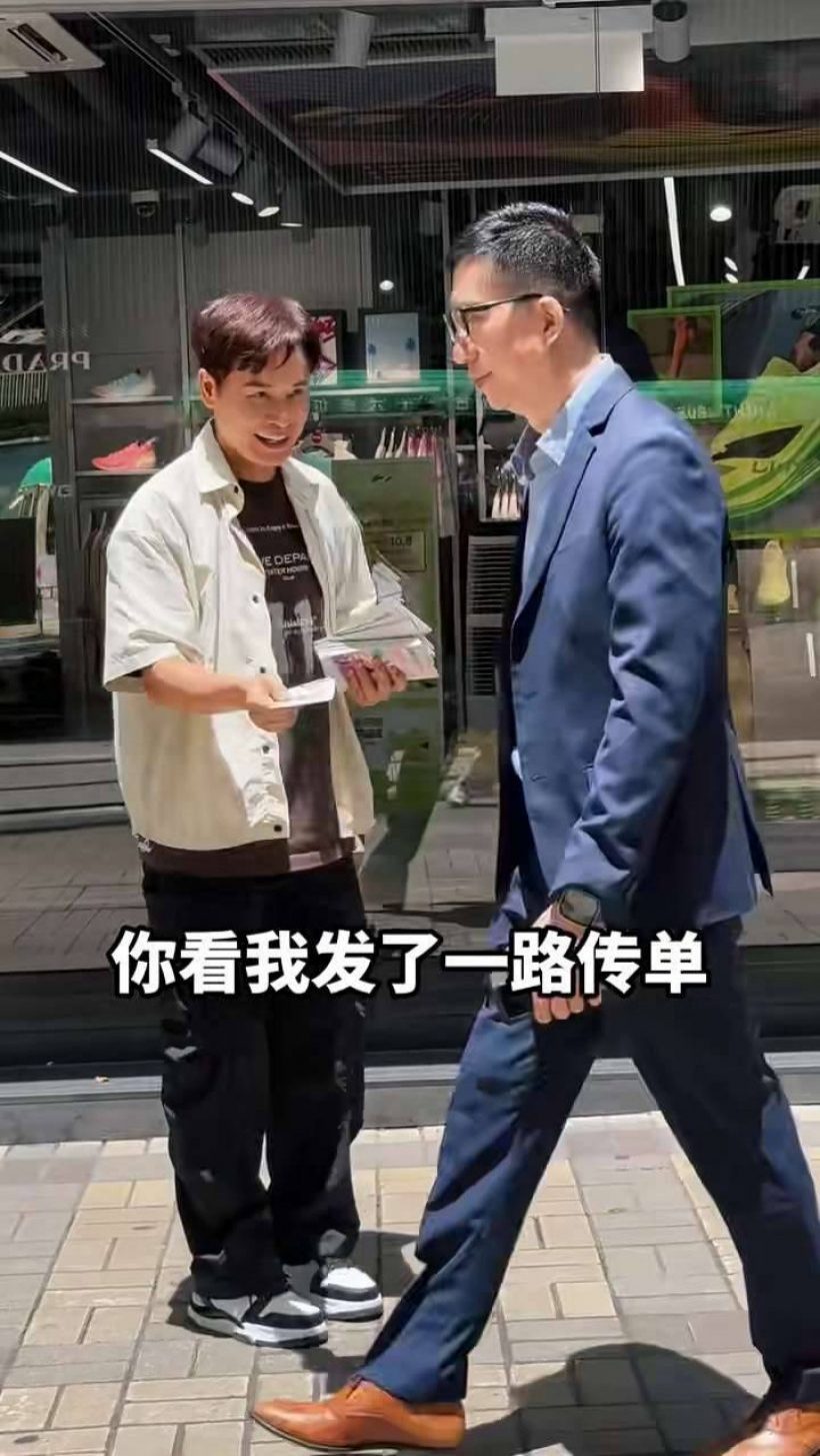 เด็กรุ่นใหม่ไม่มีใครรู้จัก อดีตพระเอกดัง ยืนเเจกใบปลิวเเต่โดนเมิน