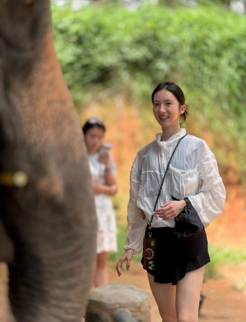 นางเอกจีนสุดฮอตลัดฟ้าเที่ยวไทย ยิ้มสดใสชีวิตเเฮปปี้สุดๆ