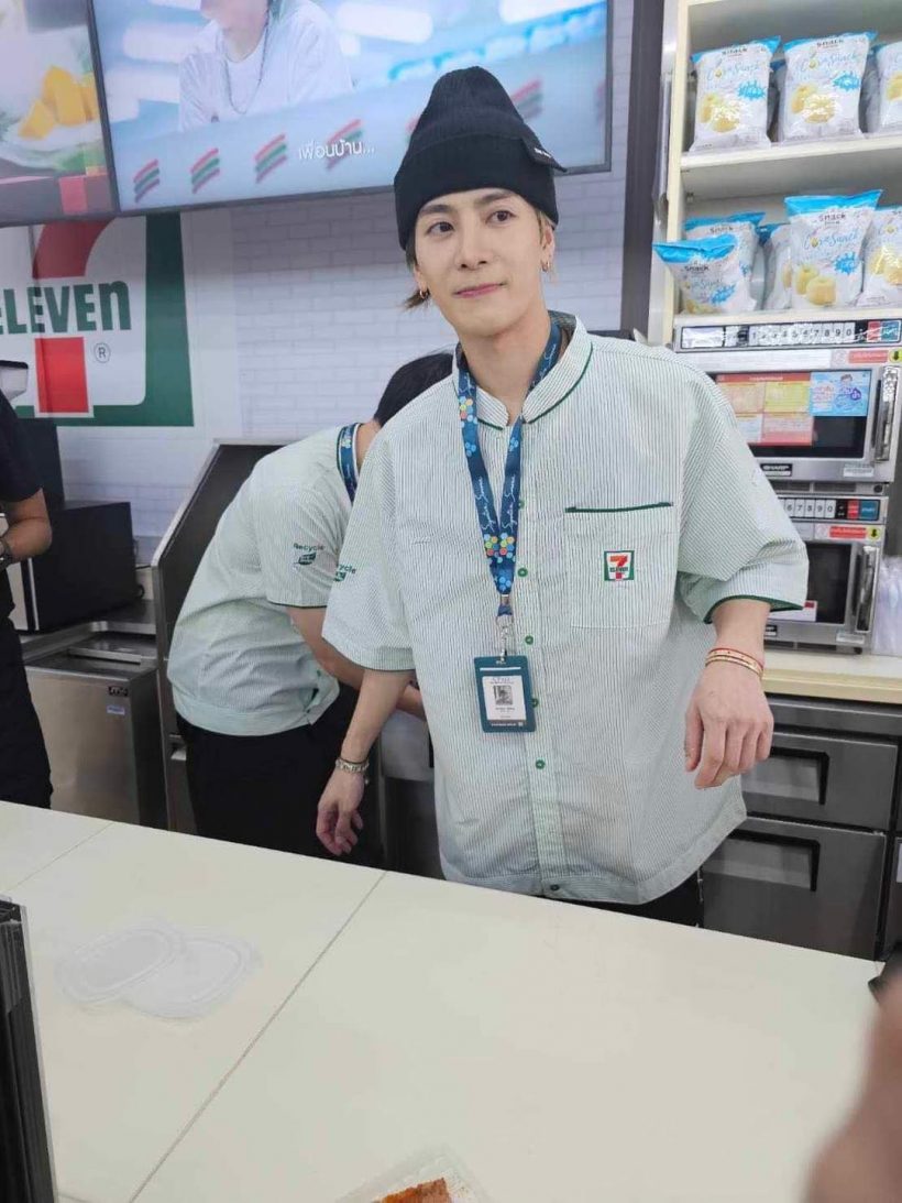  แชร์ว่อนภาพซุปตาร์เขยไทย วางไมค์ผันตัวเป็นพนักงานร้านสะดวกซื้อ