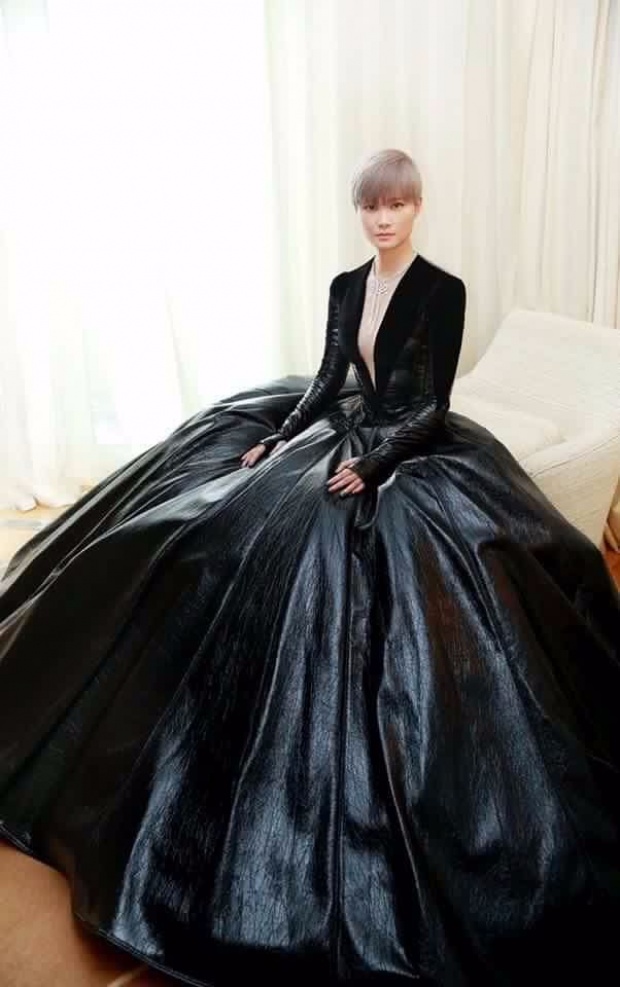 ทำความรู้จัก!!Li Yuchun สาวชุดดำที่เดินข้างหลังชมพู่ในคานส์!!(รูปเพียบ)