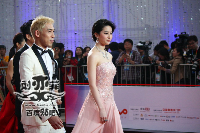 หลิวอี้เฟย เดินพรมแดงในงาน Beijing Film Festival 