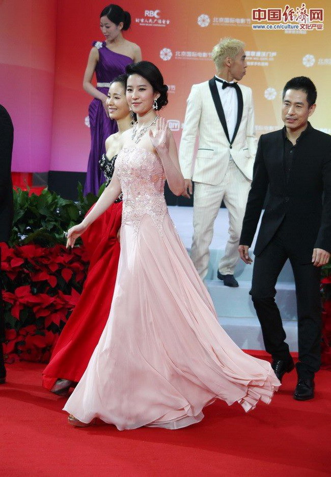 หลิวอี้เฟย เดินพรมแดงในงาน Beijing Film Festival 