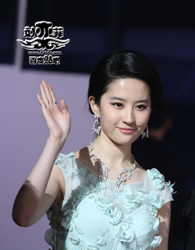 หลิวอี้เฟย เดินพรมแดงในงาน Beijing Film Festival 