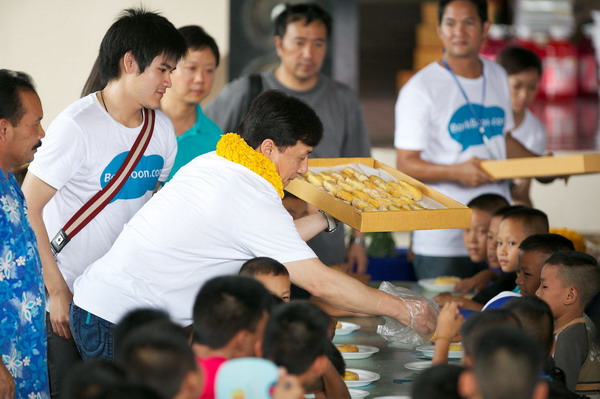 บรรยากาศในระหว่างการเลี้ยงขนมน้องๆ ที่วัดโบสถ์ จ.อ่างทอง