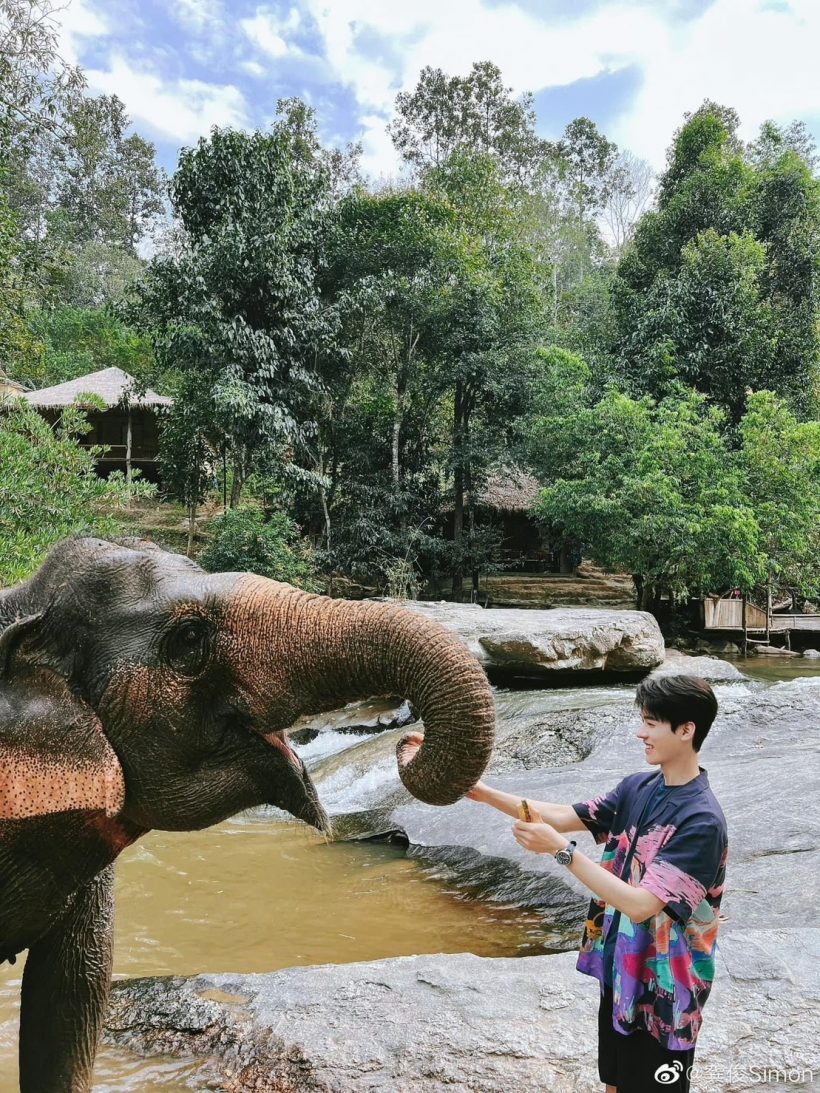 เฟี้ยวจัด! พระเอกเเดนมังกรโผล่เที่ยวไทย เลี้ยงช้าง-เเว้นมอไซค์ ลุคนี้หาดูยาก