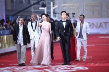 หลิวอี้เฟย เดินพรมแดงในงาน Beijing Film Festival 