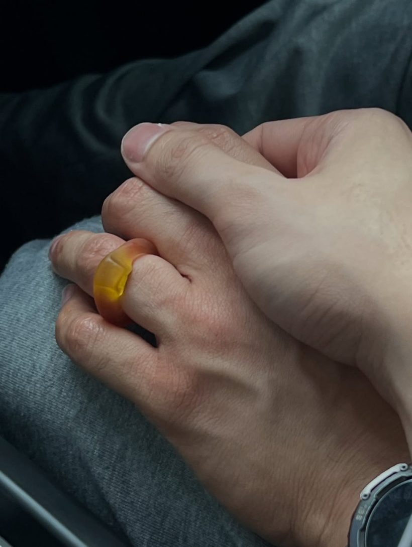 เซอร์ไพรส์! นักร้องหนุ่มเปิดตัวหวานใจ เเฟนๆฟินกันถ้วนหน้า