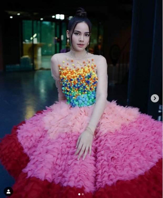  ‘ญาญ่า’ ถ่ายภาพท่ามกลางใบไม้โปรยปราย ละมุนดุจเจ้าหญิง