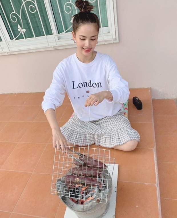  ‘ญาญ่า’ ถ่ายภาพท่ามกลางใบไม้โปรยปราย ละมุนดุจเจ้าหญิง