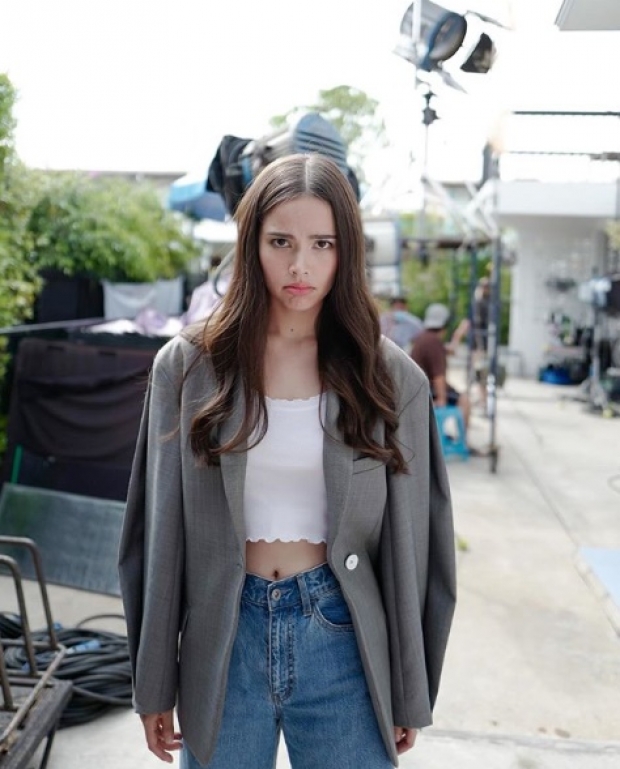  ‘ญาญ่า’ ถ่ายภาพท่ามกลางใบไม้โปรยปราย ละมุนดุจเจ้าหญิง