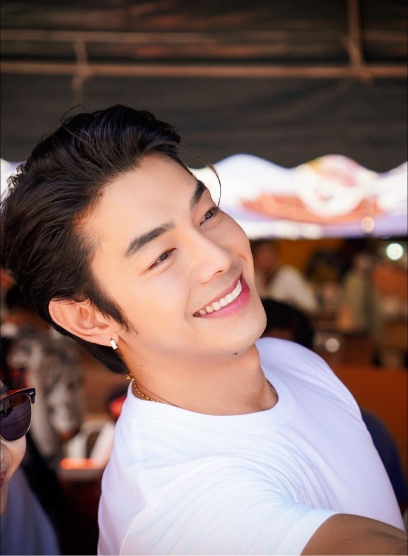 หล่อแล้วยังใจบุญ! นักแสดงหนุ่มกล้ามแน่น แจกข้าวกล่องฟรีเป็นพัน