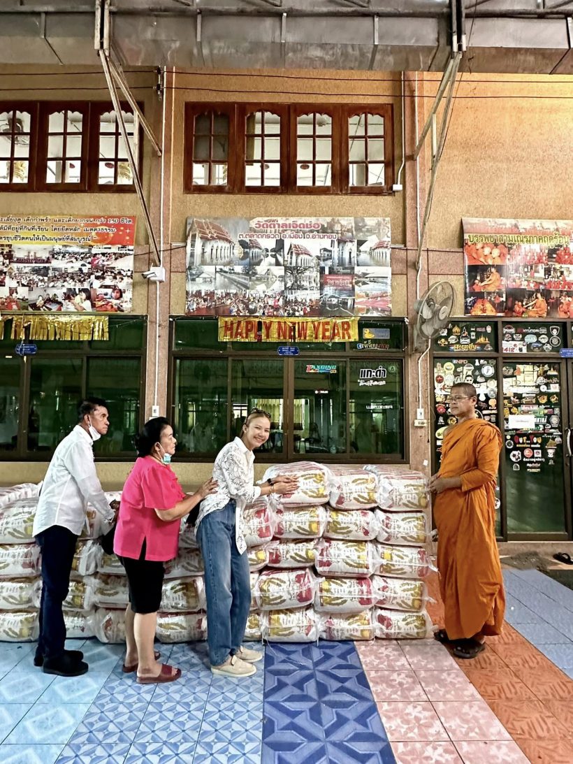 ดาราสาวดัง รวยไม่ธรรมดา พาพ่อแม่ทำบุญวันเกิดเรียบง่าย 