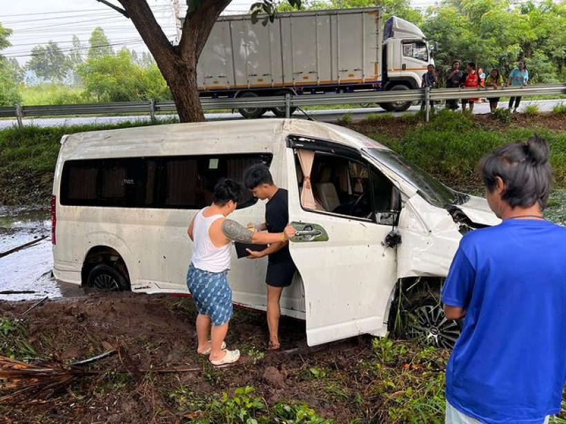 ช็อก!! ใหม่ พัชรี ประสบอุบัติเหตุรถตู้เสียหลักพุ่งลงข้างทาง