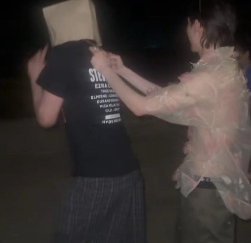 หวานเจี๊ยบ! คู่จิ้นตัวท็อปอุ้มกันบนหาด ทำแฟน ๆ กรี๊ดสนั่น!