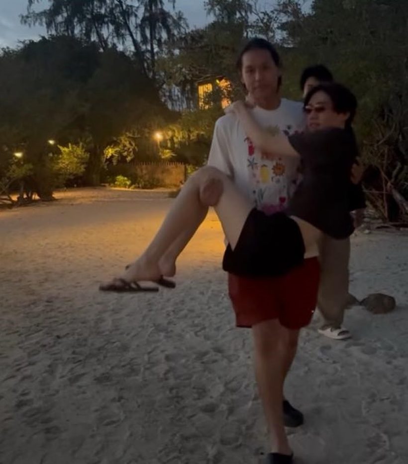 หวานเจี๊ยบ! คู่จิ้นตัวท็อปอุ้มกันบนหาด ทำแฟน ๆ กรี๊ดสนั่น!
