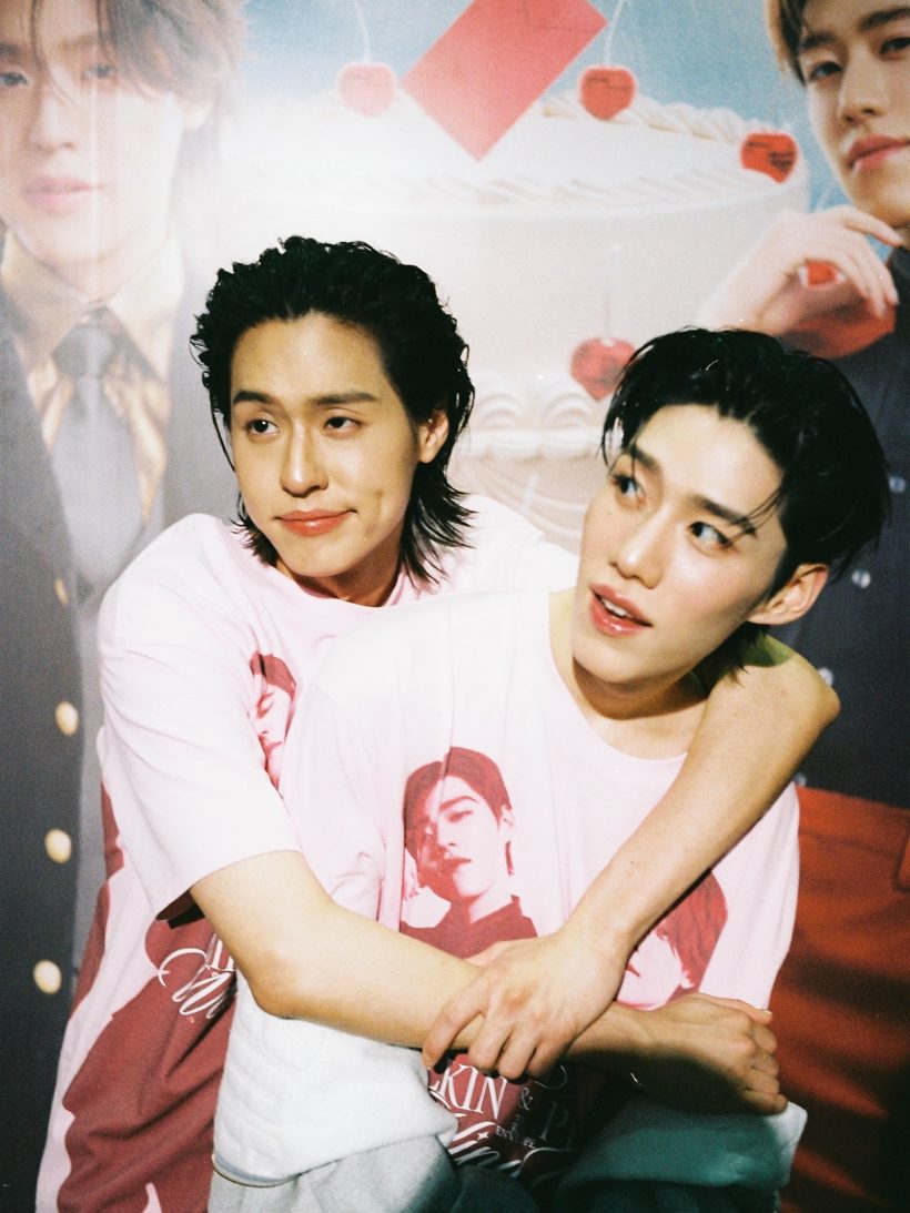 หวานเจี๊ยบ! คู่จิ้นตัวท็อปอุ้มกันบนหาด ทำแฟน ๆ กรี๊ดสนั่น!