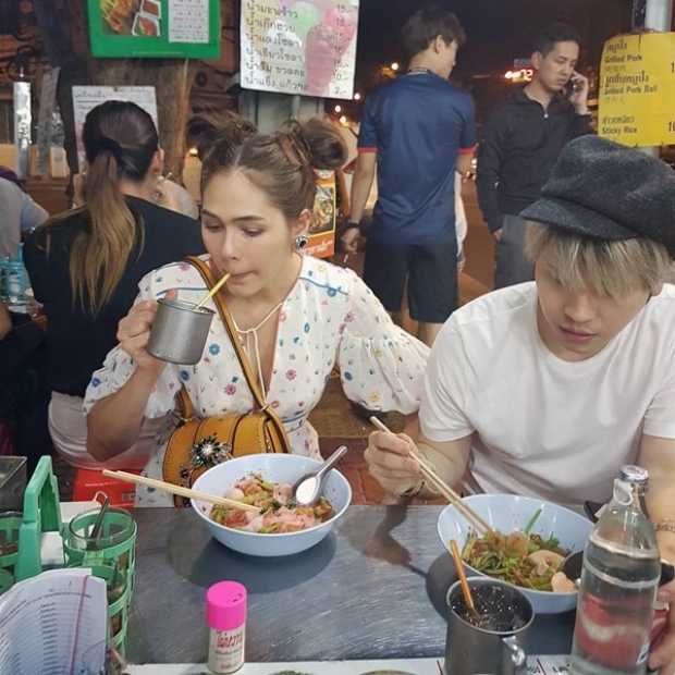 ชาวเน็ตเหน็บ ‘แม่ชม’ กินข้าวข้างทาง ‘นัทนิสา’ ต้องดูภูมิฐานตัวเอง