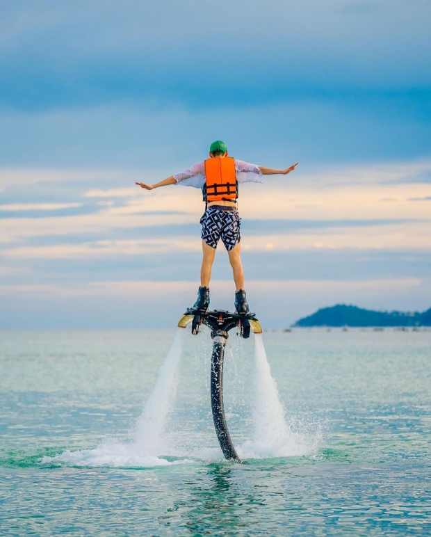 กอล์ฟ พิชญะ โชว์ท่าเล่น Flyboard เท่กรี๊ดคอแตก แต่มีจุดที่ต้องทัก!