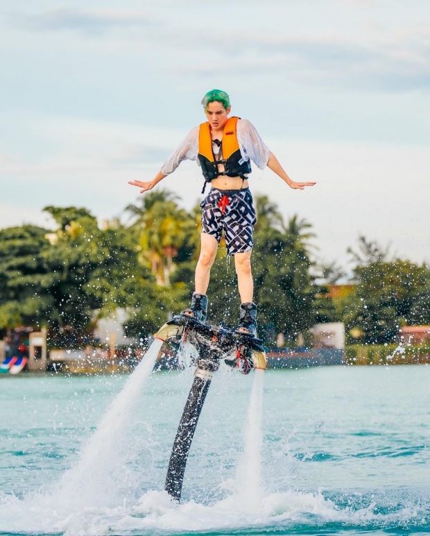 กอล์ฟ พิชญะ โชว์ท่าเล่น Flyboard เท่กรี๊ดคอแตก แต่มีจุดที่ต้องทัก!