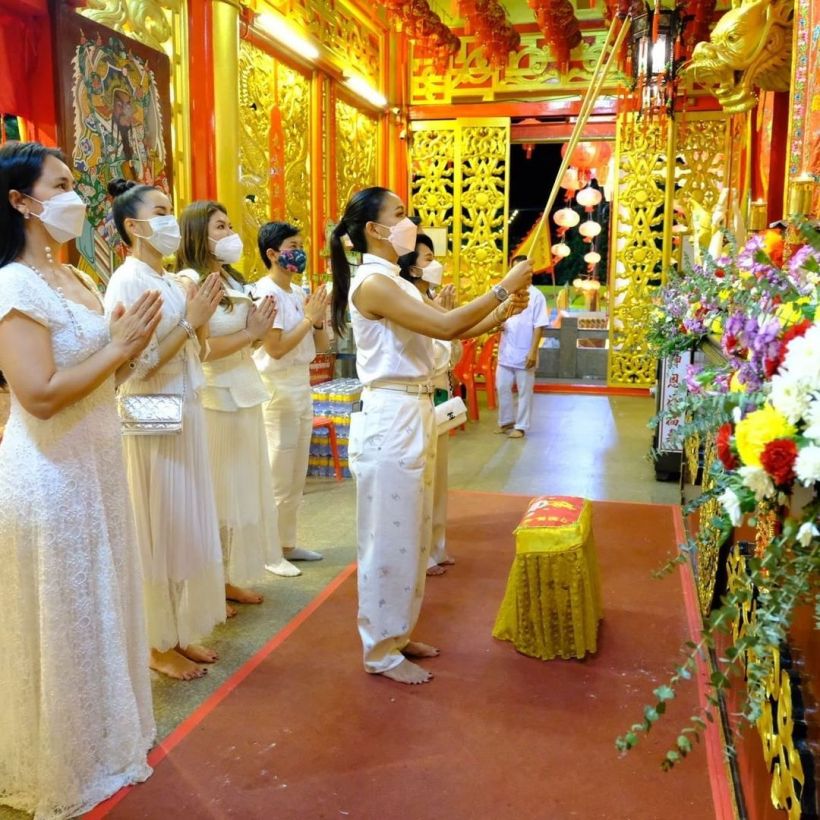 ถึงไทยแล้ว ดาราสาว เช็คอินภูเก็ต หลังถูกจับตามองย้ายประเทศ