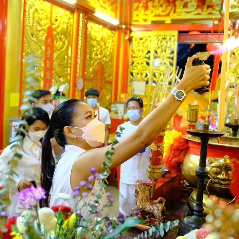 ถึงไทยแล้ว ดาราสาว เช็คอินภูเก็ต หลังถูกจับตามองย้ายประเทศ