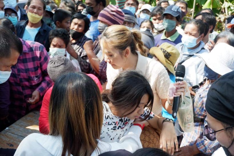 ชื่นชม นักร้องสาวชื่อดังสายบุญ แจกข้าวสาร6,000ถุง ในงานไหว้ครู