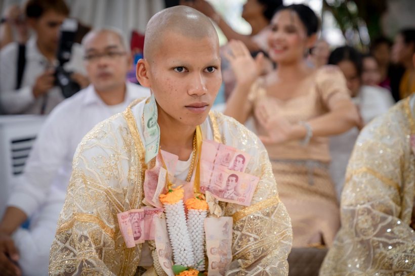 นักร้องสาวดัง น้ำตาไหลลูกชาย2คนบวชแล้ว คนแห่ร่วมงานจัดยิ่งใหญ่อลังการ