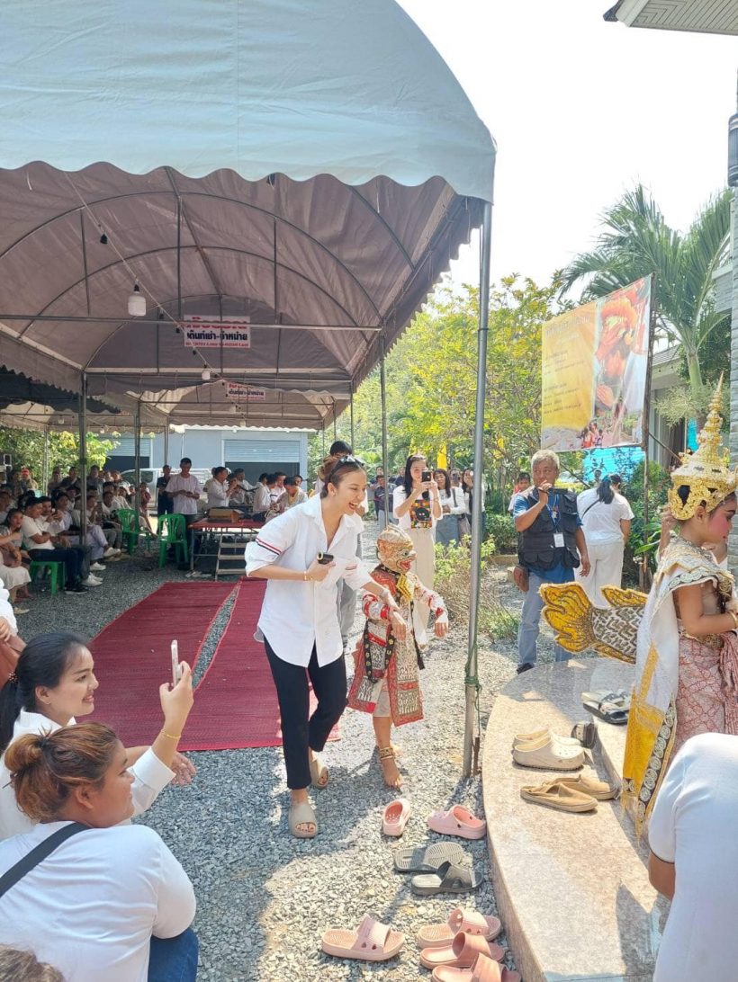 นักร้องสาวดังจัดงานไหว้ครู แจกข้าวสาร5,000ถุง ปชช.รอรับแน่น