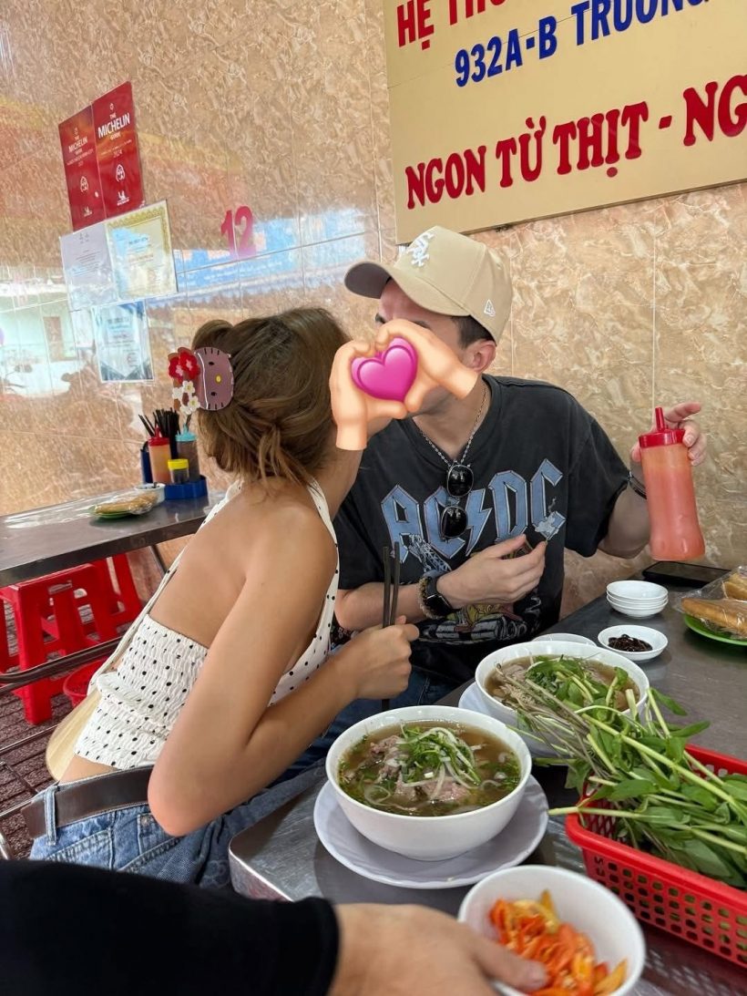 จุ๊บนี้ทำเฝอหวาน..สาวตัวแม่ คลั่งรักหนักโชว์สวีตกลางร้าน ชาวเหงียนมีกรี๊ด!