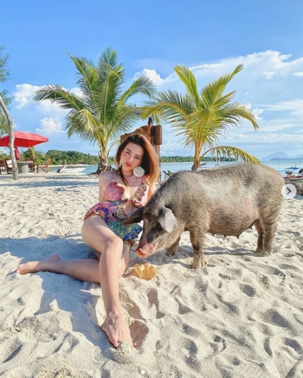 ‘ดิว อริสรา’ เผยเซ็ตนุ่งบิกินี่ โพสคู่หมูริมหาด งานนี้มีตากล้องเพิ่มอีกคน!