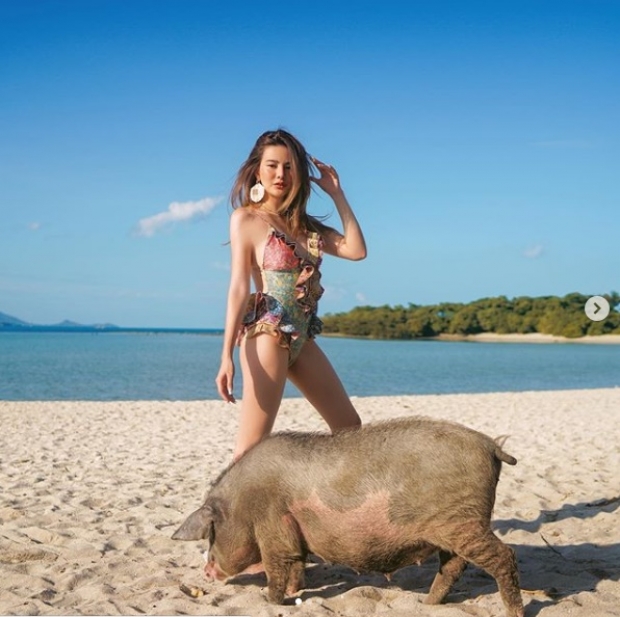 ‘ดิว อริสรา’ เผยเซ็ตนุ่งบิกินี่ โพสคู่หมูริมหาด งานนี้มีตากล้องเพิ่มอีกคน!