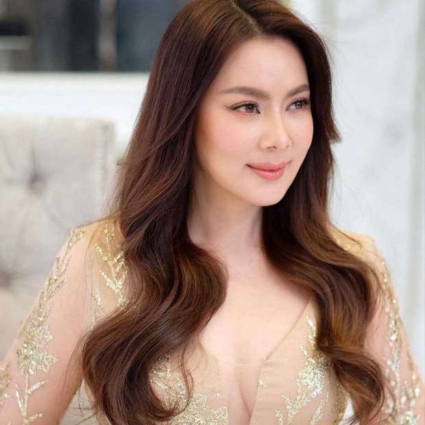 สวยว้าวดุจฝาแฝด! บุ๋ม ปนัดดา-คุณแม่ บอกเลยหน้าตาดีทั้งบ้าน