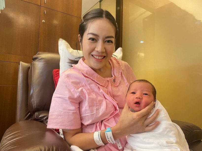 พิธีกรดังเปย์หนักหอบเงิน 1 แสนรับขวัญลูกชายนิว-เป๊ก