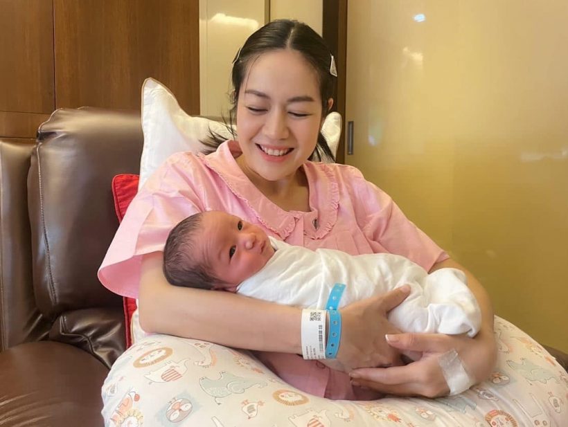 พิธีกรดังเปย์หนักหอบเงิน 1 แสนรับขวัญลูกชายนิว-เป๊ก