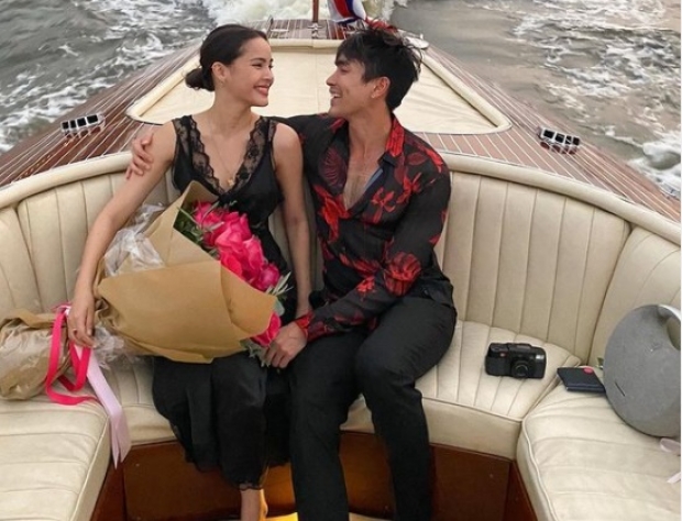 หวานกันต่อเนื่อง! ญาญ่า-ณเดชน์ ควงแขนล่องเรือสุดโรแมนติก 