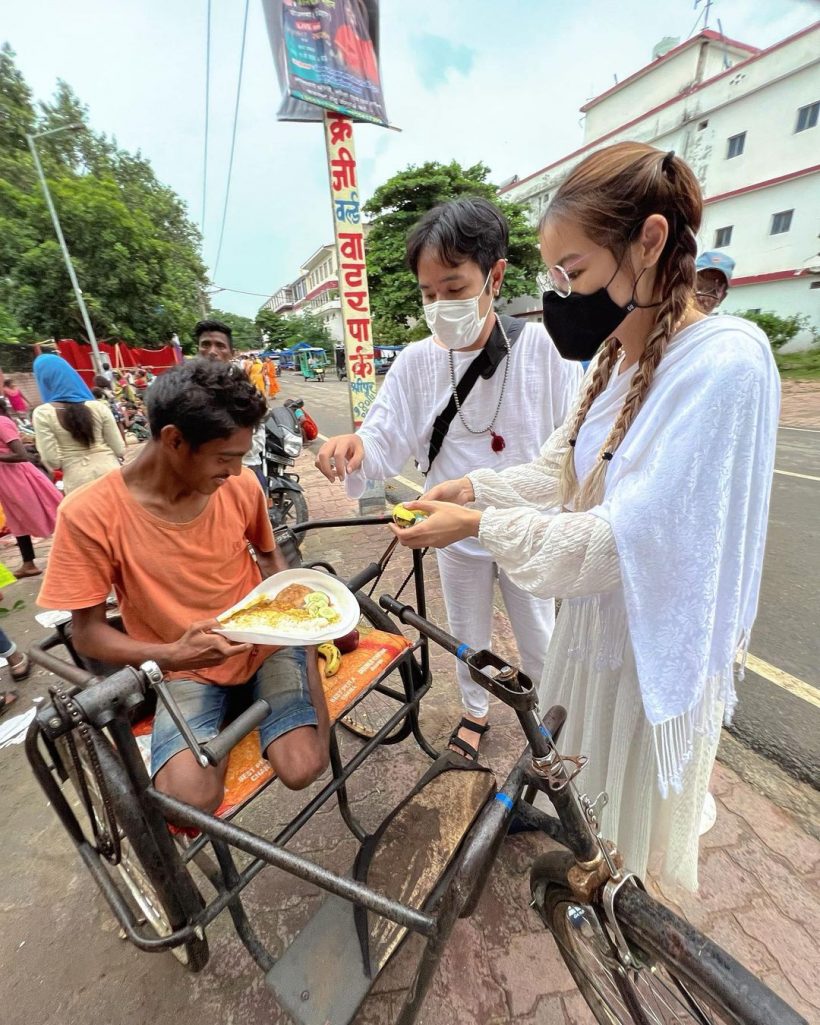 งามทั้งกายใจ เธอคนนี้ แจกโรงทาน-เงินให้คนยากไร้ที่อินเดีย1แสนบาท