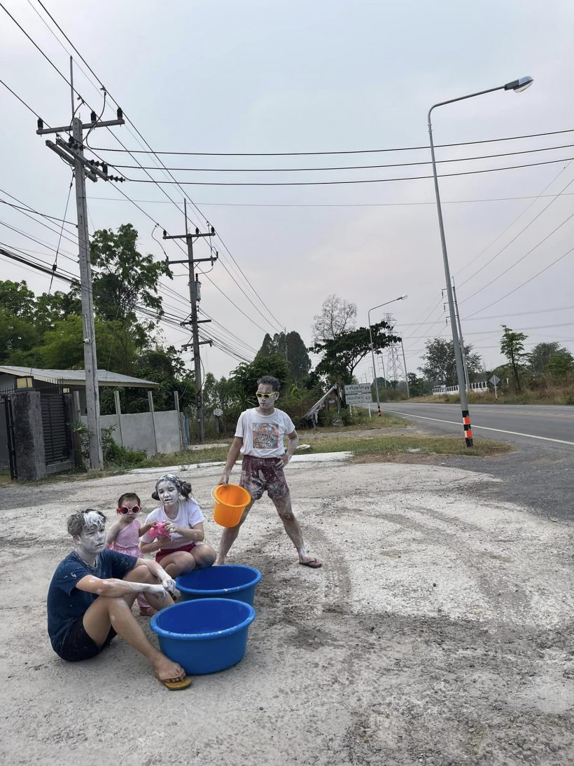 ครอบครัวดาราดัง ตั้งด่านสงกรานต์หน้าบ้าน พีคบรรยากาศเงียบกริบ 