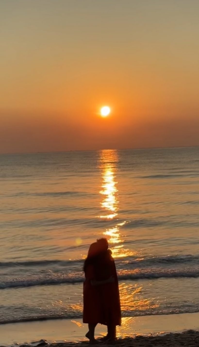 ช็อตเด็ด! คู่รักคู่ใหม่ ยืนจูบกันริมชายหาด โอ้โห..โรแมนติกเวอร์