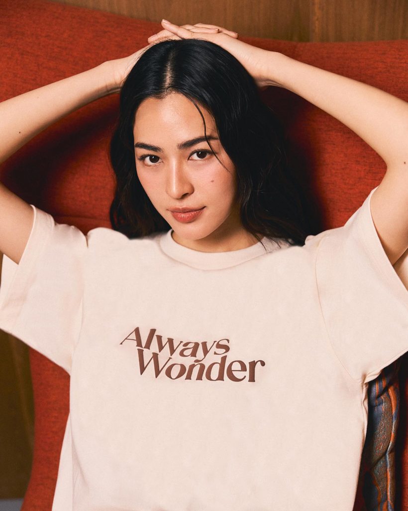 แห่แชร์ภาพนางเอกสาว จากนั่งขายเสื้อผ้าตลาดนัด สู่เจ้าของแบรนด์ดัง