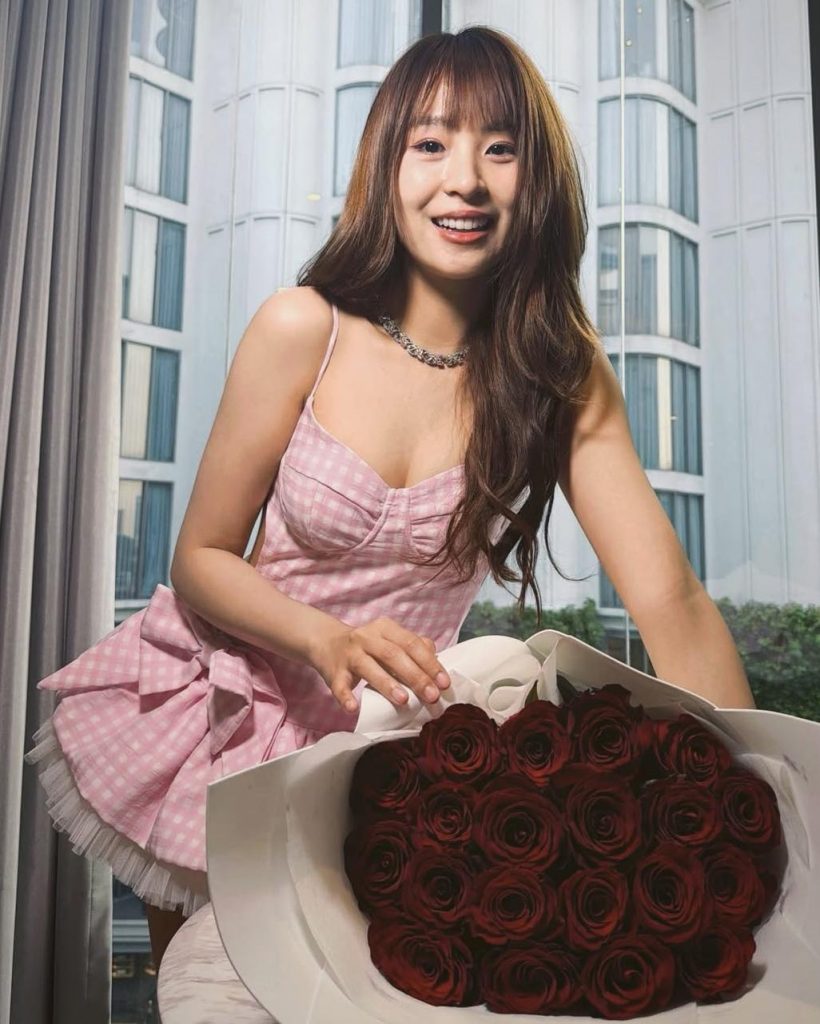 กุหลาบปริศนา! ดาราสาว จุดชนวนสงสัย มีหนุ่มคนไหนตามจีบ