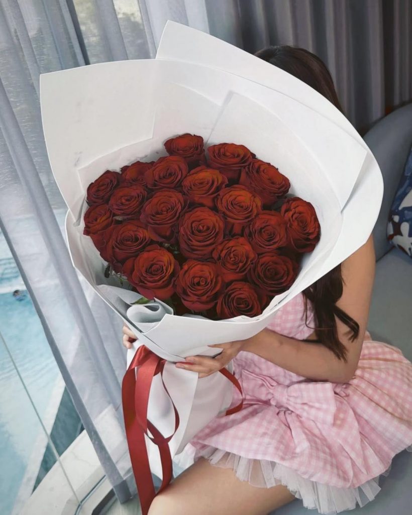 กุหลาบปริศนา! ดาราสาว จุดชนวนสงสัย มีหนุ่มคนไหนตามจีบ