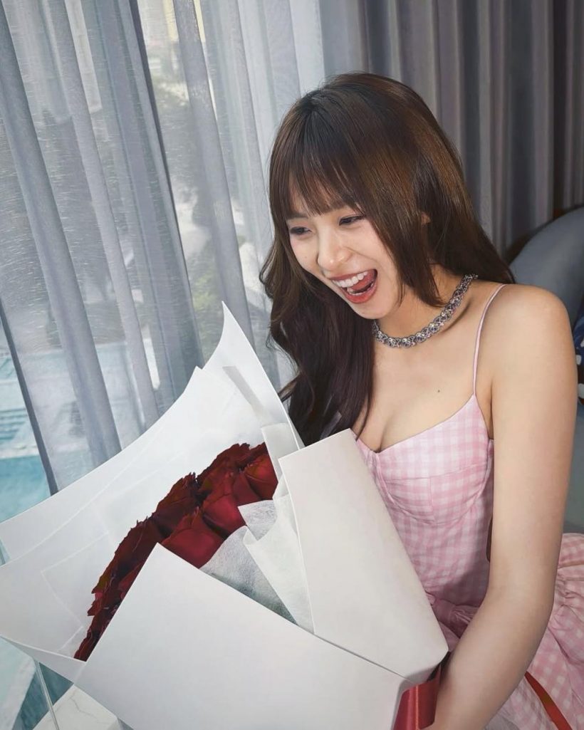 กุหลาบปริศนา! ดาราสาว จุดชนวนสงสัย มีหนุ่มคนไหนตามจีบ